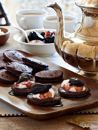 Blinis au chocolat avec figues au porto et crème à l’orange