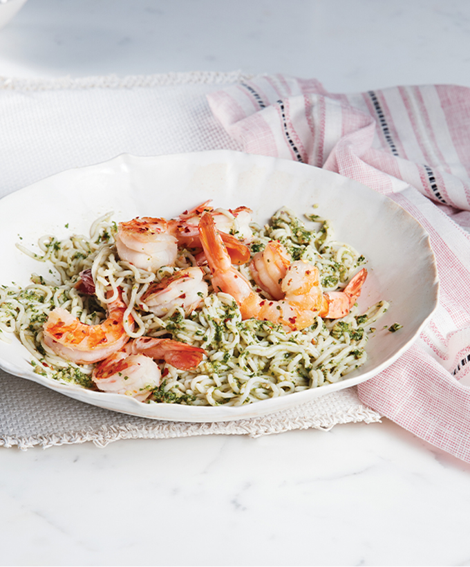 Nouilles shirataki au pesto à la coriandre et crevettes poêlées