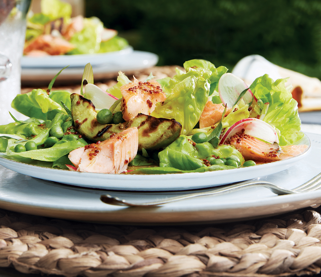 Salade de truite à l'érable cuite sur planche de cèdre avec avocat grillé 