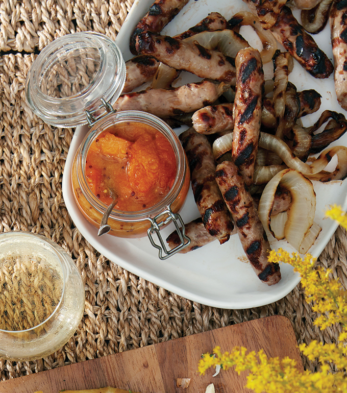 Saucisses à petit-déjeuner avec oignon grillé et mostarda d'abricots