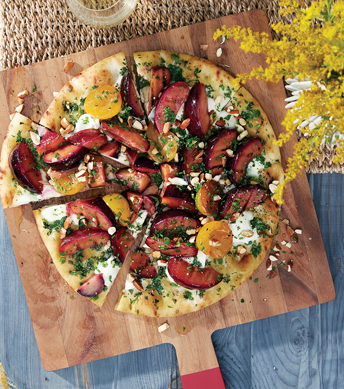 Pizza caprese aux prunes grillées