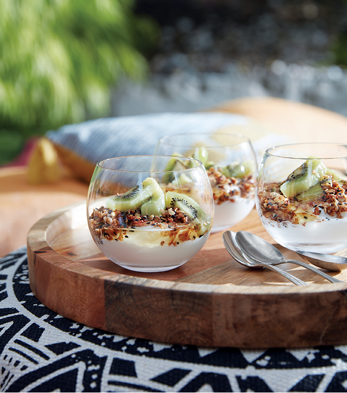 Parfait au kiwi grillé avec granola à la noix de coco et aux noix de cajou 