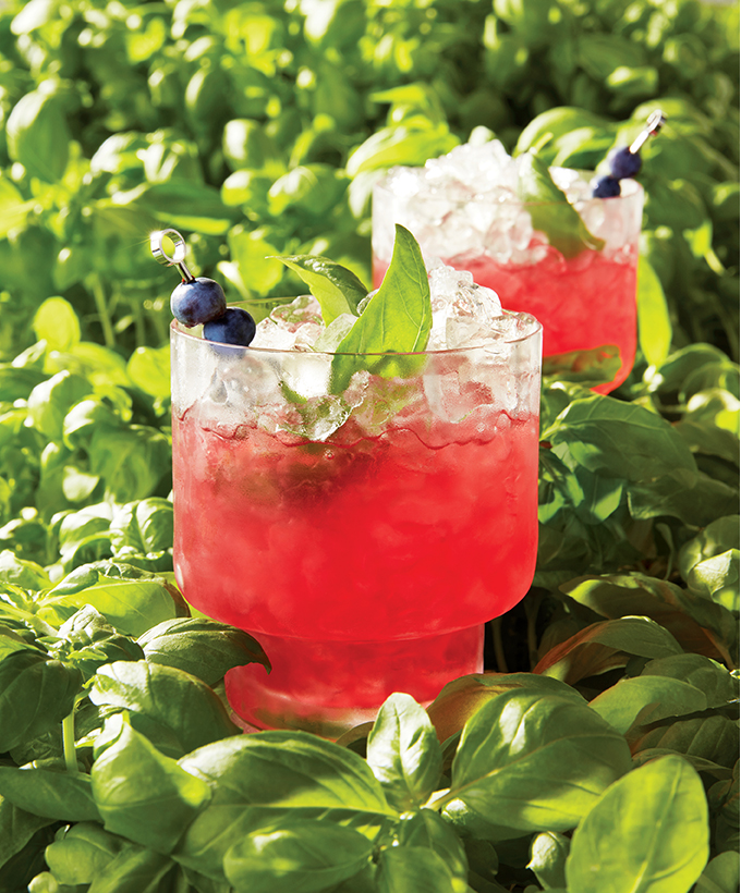 Suivez la tendance des cocktails aux fines herbes et essayez notre bramble aux bleuets et au basilic