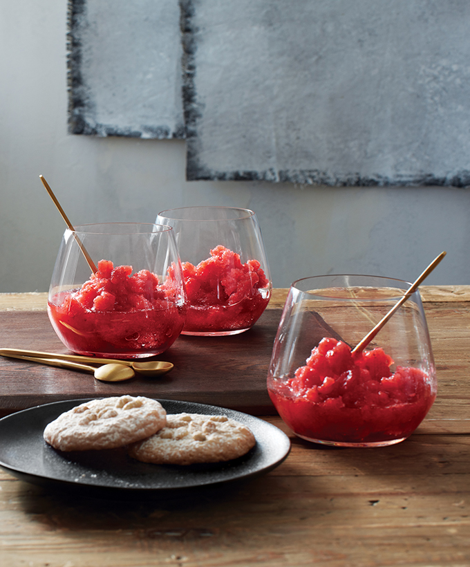 Un superbe granité aux fraises avec biscuits au citron et aux pignes
