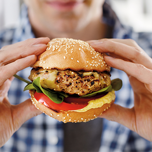 Hamburger au poulet façon cajun, accompagné d’une moutarde créole