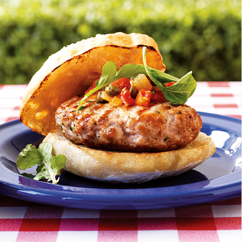 Hamburger méditerranéen avec achards de tomates et de câpres
