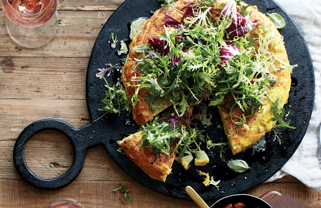 Tortilla espagnole au jambon serrano et laitues variées arrosées d'une vinaigrette aux agrumes 