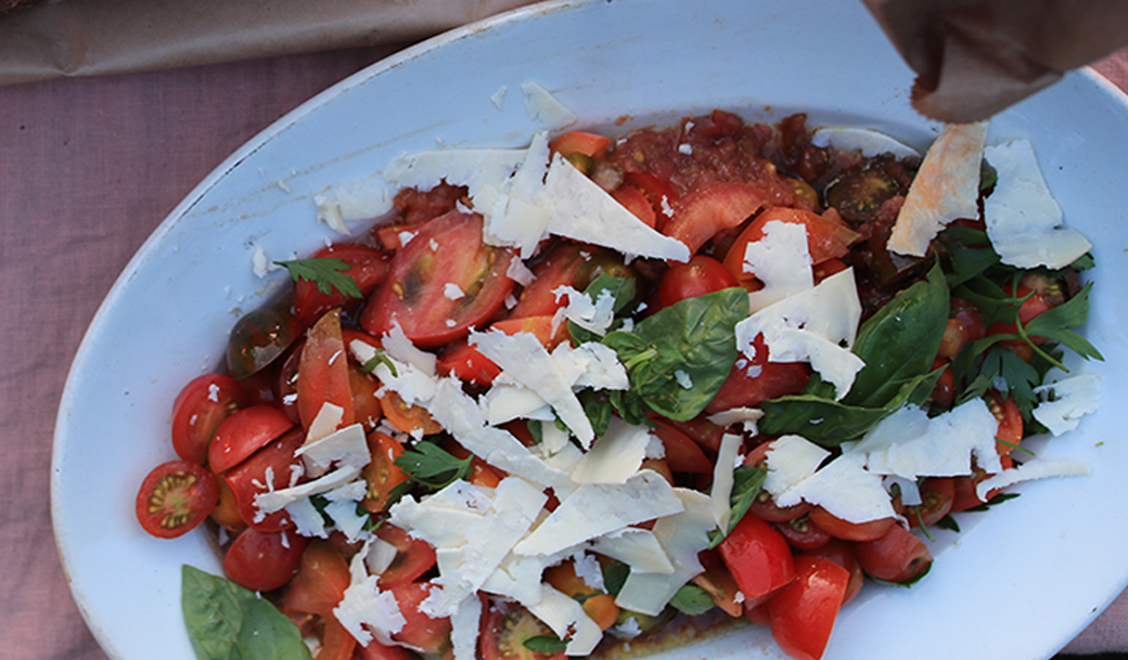 Tomates d’antan garnies de copeaux de fromage