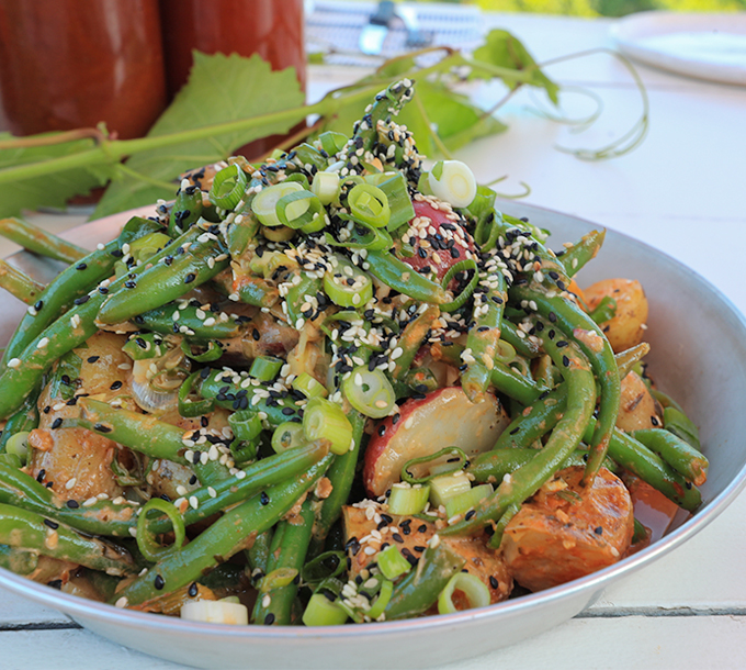 Salade de pommes de terre et de haricots verts avec graines de sésame