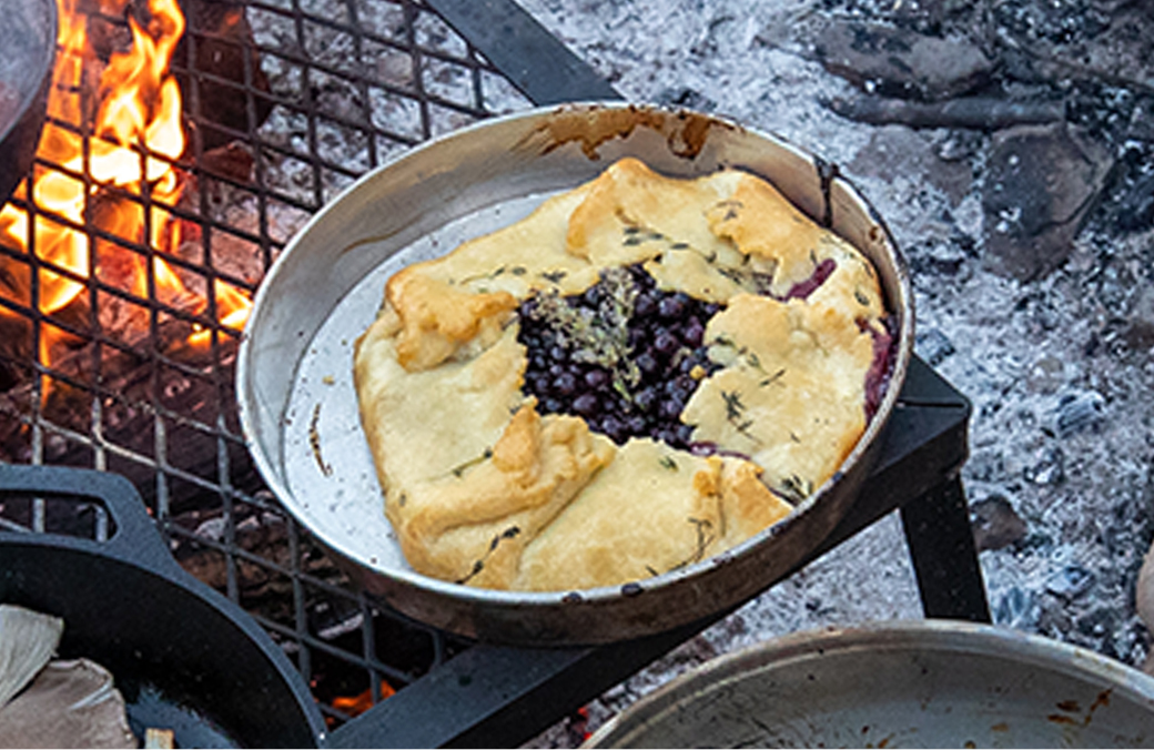 Galette aux bleuets sur feu de camp