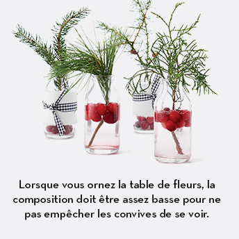 Lorsque vous ornez la table de fleurs, la composition doit être assez basse pour ne pas empêcher les convives de se voir.