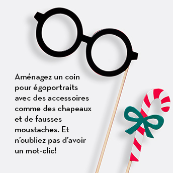 Aménagez un coin pour égoportraits avec des accessoires comme des chapeaux et de fausses moustaches. Et n’oubliez pas d’avoir un mot-clic!