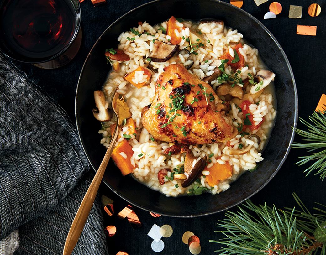 Mushroom, Chestnut & RoaRisotto aux champignons, aux marrons et à la courge rôtie servi avec poulet au miel à la peau dorée et croustillantested Squash Risotto with Golden-Honey-Skin Chicken