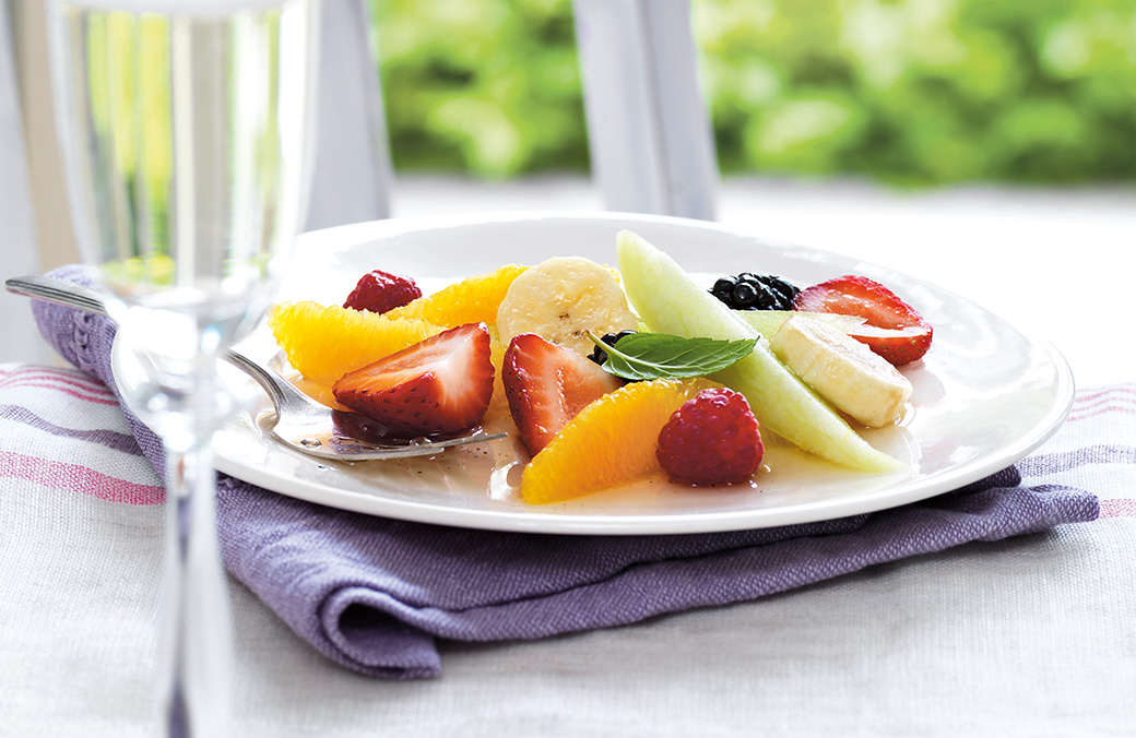 Salade de fruits par fumée au poivre et à la vanille