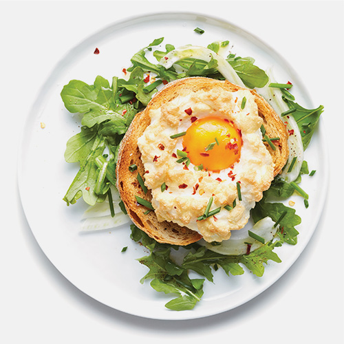 Œufs nuages au parmesan avec salade de roquette