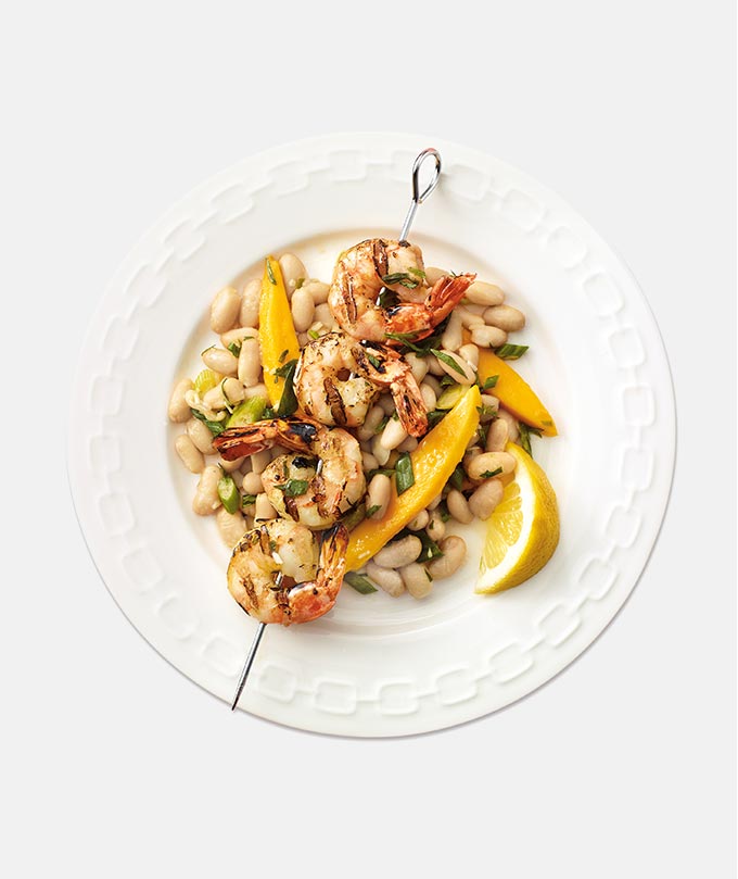 Crevettes grillées au citron et à l’estragon, servies avec une salade de haricots blancs