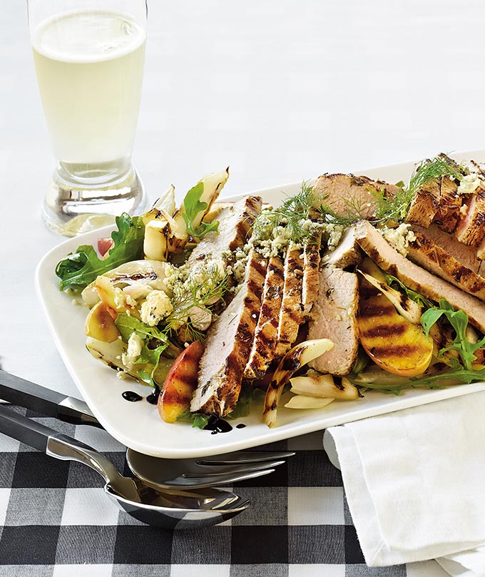 Côtelettes de porc grillées et fumées, servies avec fenouil et pommes au miel