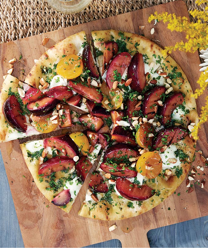 Pizza caprese aux prunes grillées