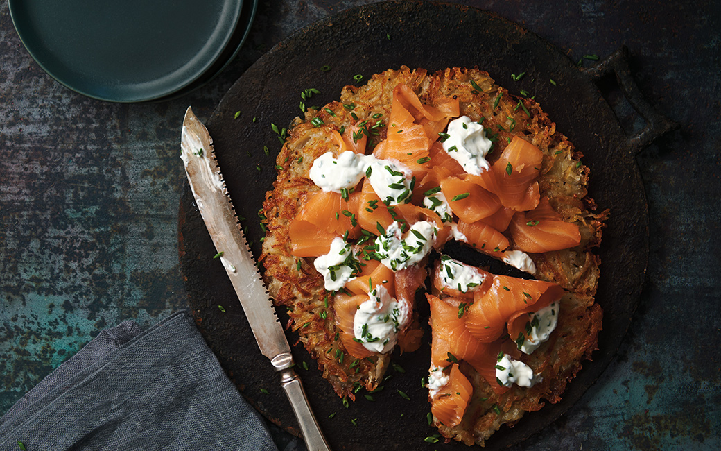 Rösti poêlé garni de saumon fumé et de crème sure à la ciboulette