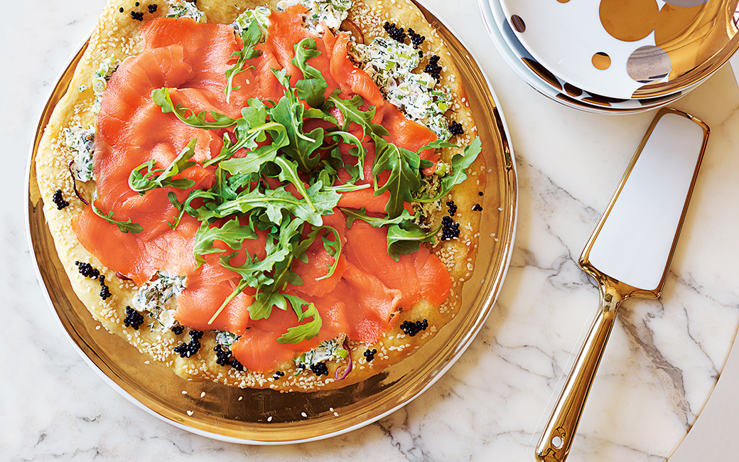 Pizza garnie de saumon fumé et de caviar