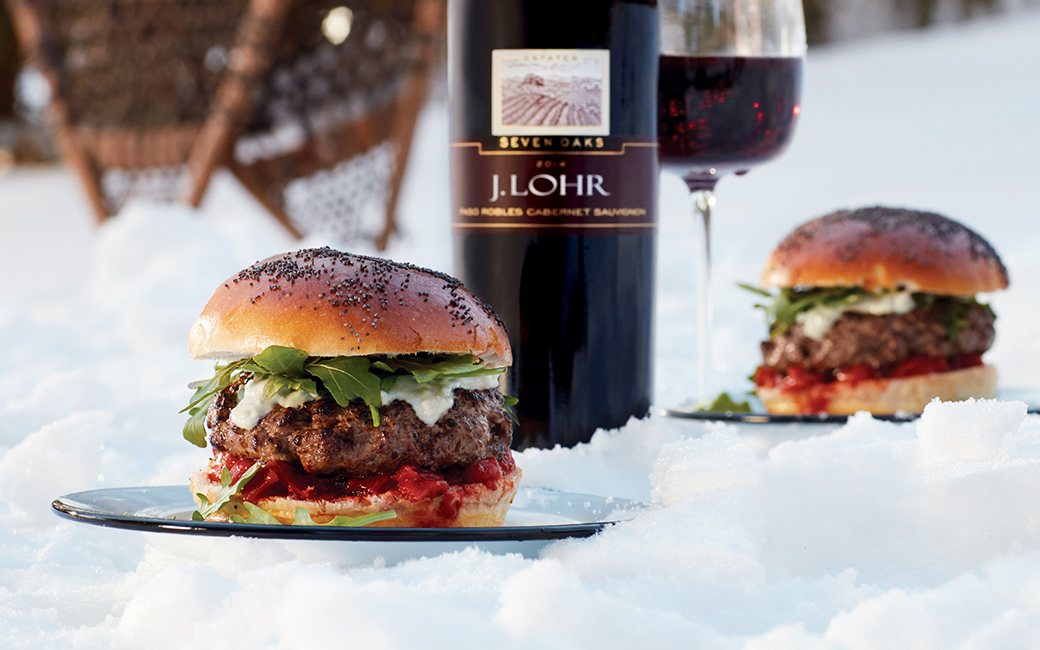 Hamburgers garnis d’une sauce au fromage bleu et d’un confit de tomates