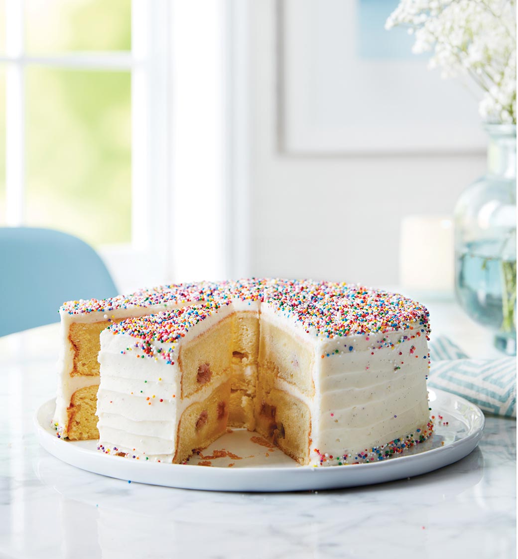 Gâteau aux amandes et à la rhubarbe avec glaçage au fromage à la crème