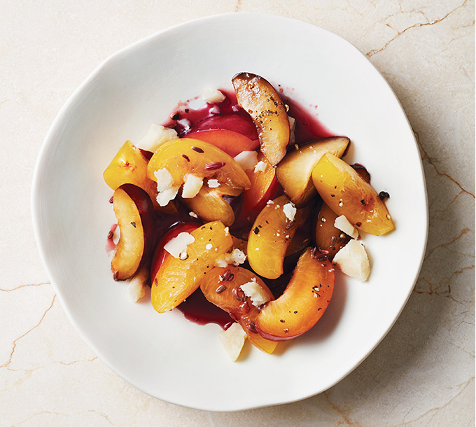 Salade de prunes et de parmesan arrosée d’un sirop de vin rouge au fenouil