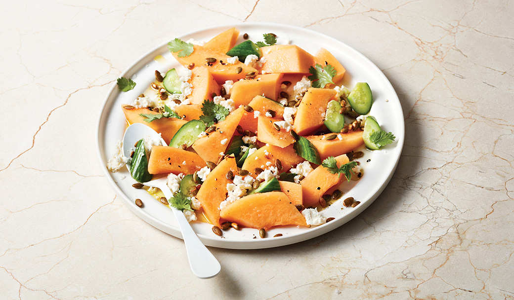 Salade de cantaloup et de concombre garnie de queso fresco et de graines de citrouille épicées