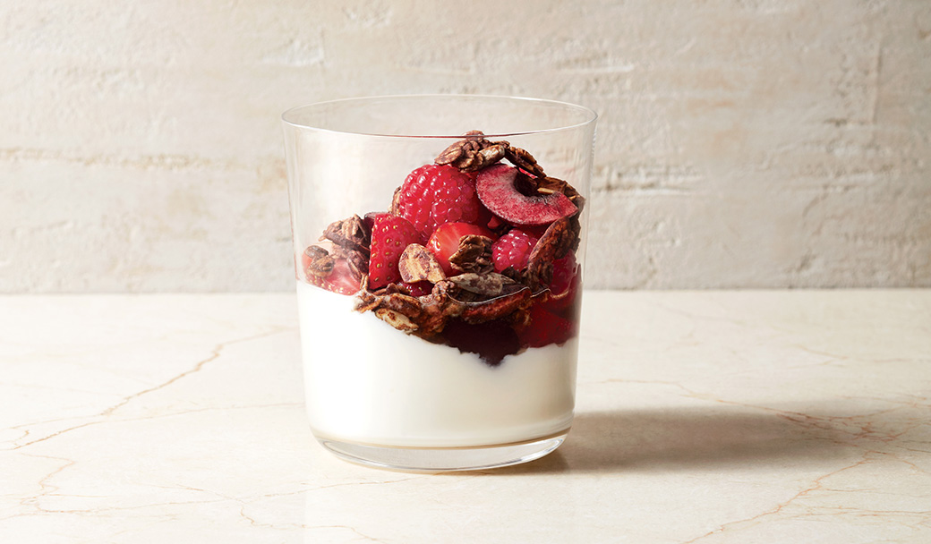 Salade de fruits rouges avec yogourt et granola au chocolat