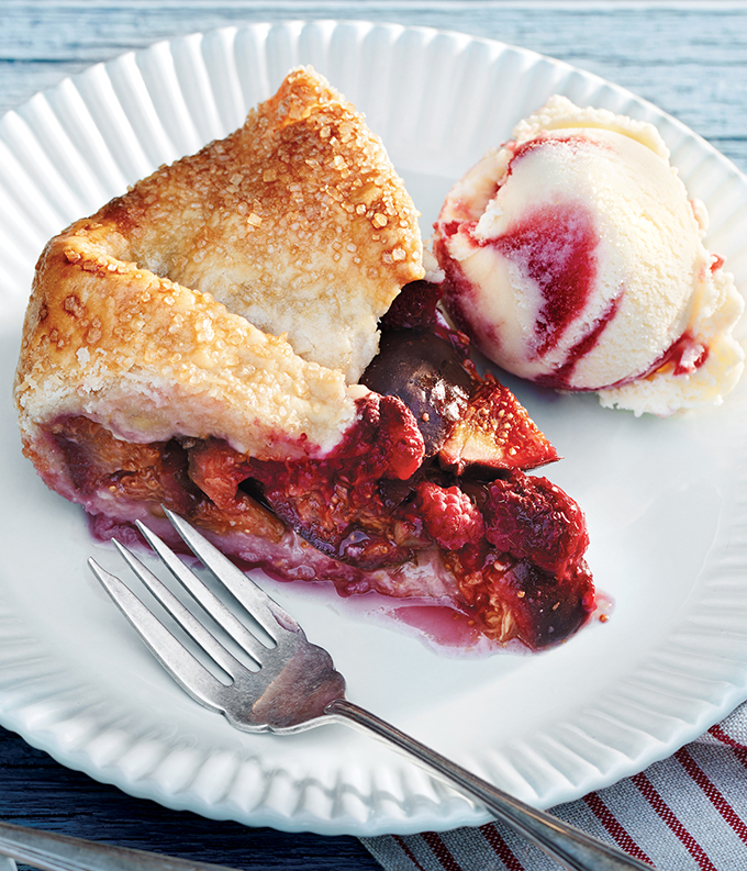 Galette aux figues et aux framboises fraîches avec crème glacée marbrée à la framboise