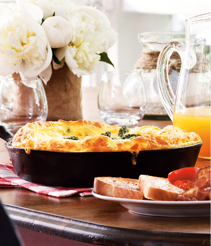 Frittata au fromage et aux asperges, servie avec un aïoli à l’aneth