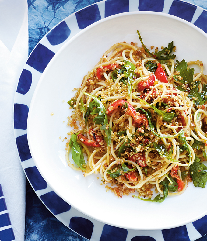 Spaghettis garnis de poivron rouge rôti, de roquette et de quinoa croquant