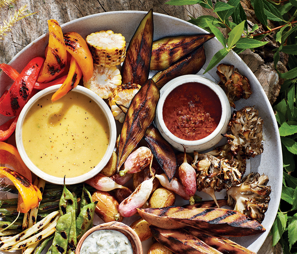 Plateau de légumes grillés avec trois trempettes