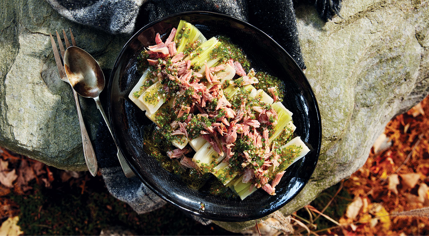 Jambonneau et poireaux pochés arrosés d'une vinaigrette à la moutarde