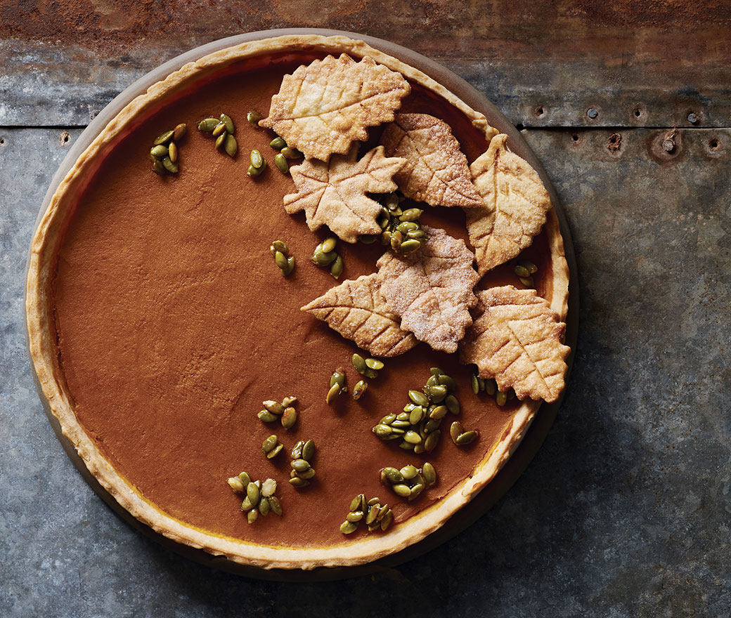 Tarte à la citrouille au cinq-épices garnie de graines de citrouille caramélisées