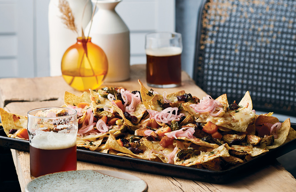 Nachos d’automne à la courge, aux choux de Bruxelles et au cheddar fumé