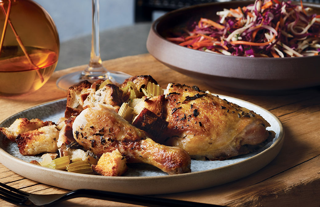 Poulets en crapaudine rôtis sur lit de farce à l’ancienne, servis avec une salade de chou d’automne