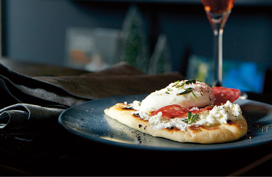 Petit pain garni d'un œuf poché, de sopressata et de ricotta