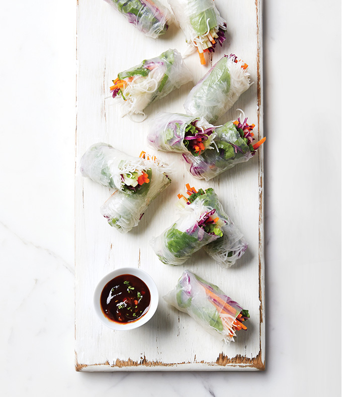 Rouleaux de printemps aux légumes frais et aux nouilles avec sauce hoisin aux piments et à l’ail