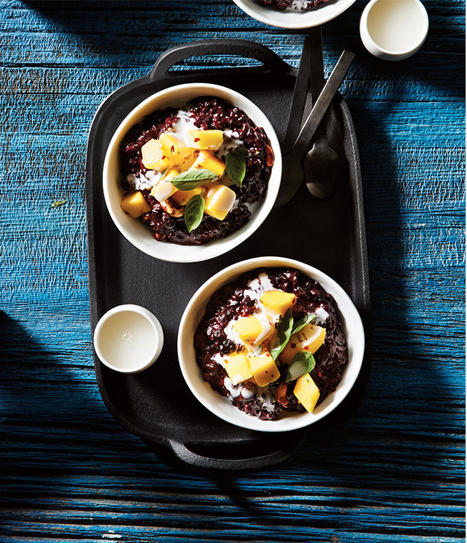 Pouding au riz noir avec lait de coco et dés de mangue