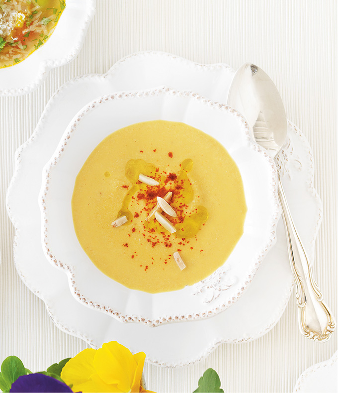 Potage au poivron jaune et aux amandes