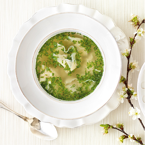 Crevettes en pâte dans un bouillon aux fines herbes