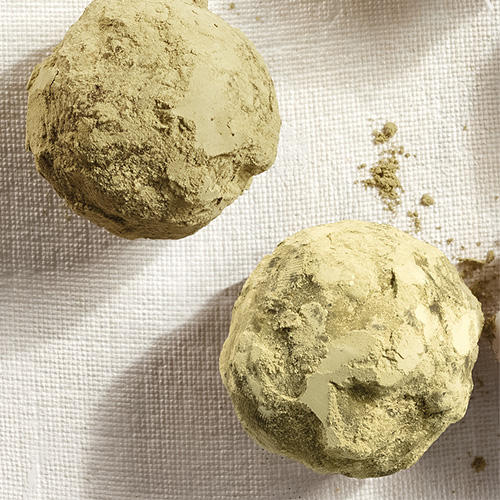 Boules énergétiques au matcha, au miel et à la noix de coco