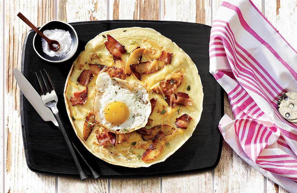 Pannekoek garni de bacon, de pommes et de sirop d'érable