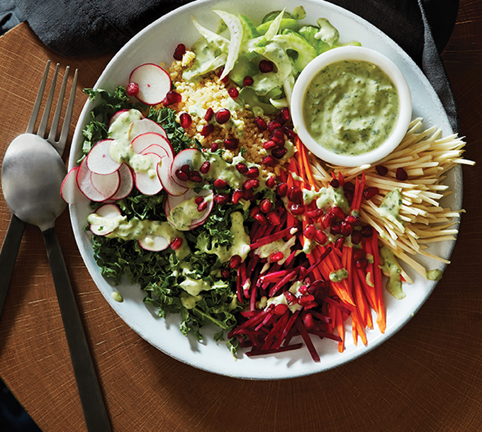 Grand bol de légumes avec sauce déesse verte au yogourt