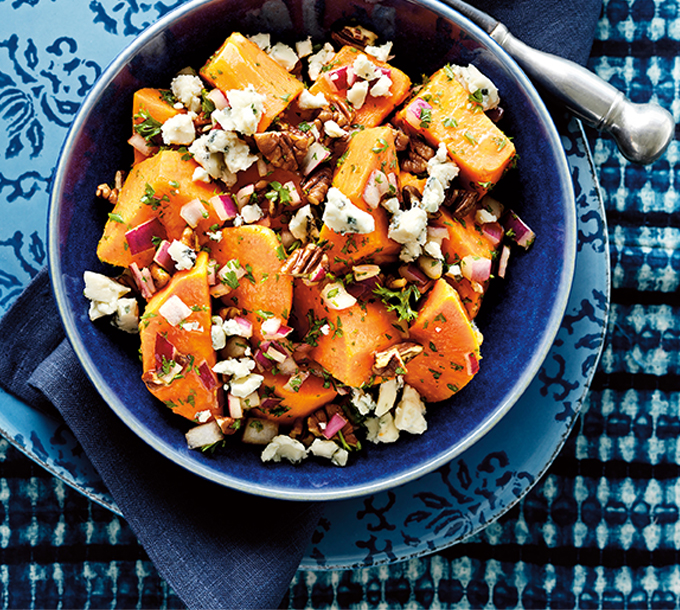 Salade de patates douces avec fromage bleu et pacanes rôties