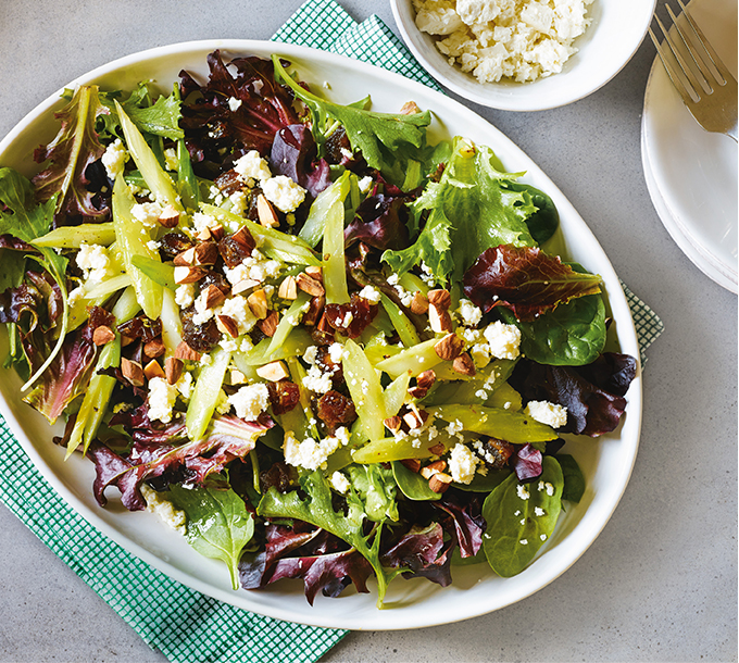 Salade chaude de céleri, de dattes et d’amandes