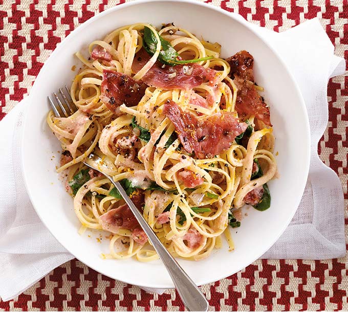 Linguines dans une sauce crémeuse relevée de prosciutto