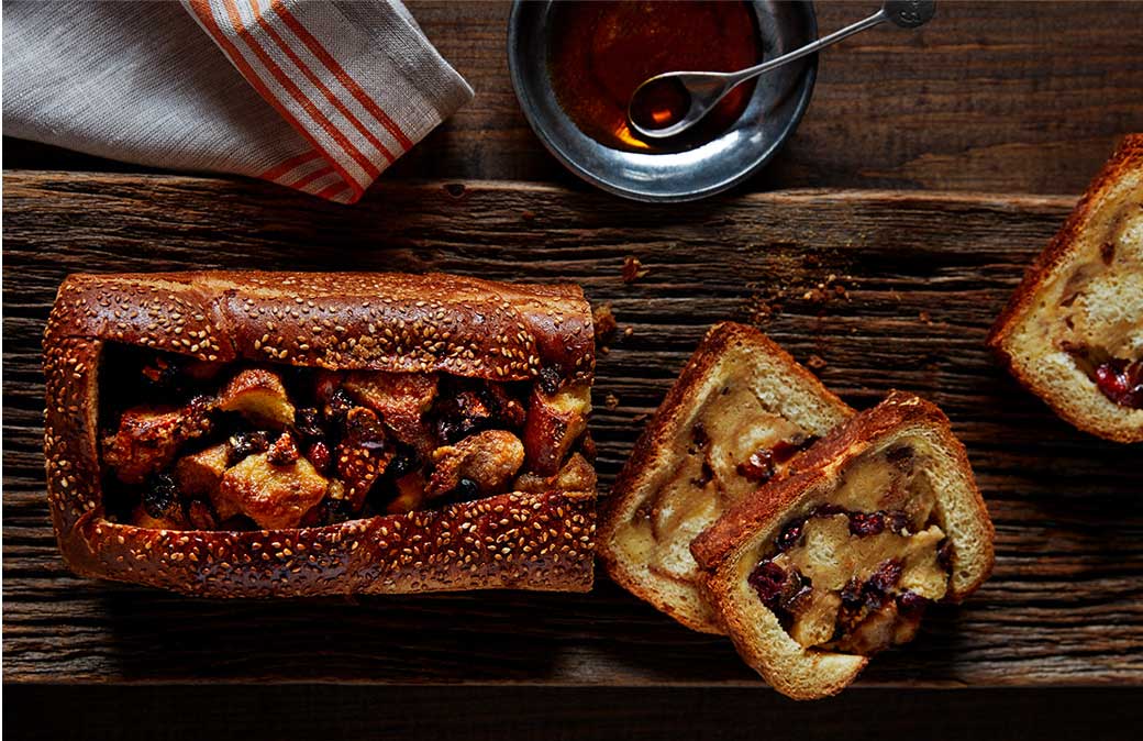 Pouding au pain challah avec figues, canneberges et raisins au brandy