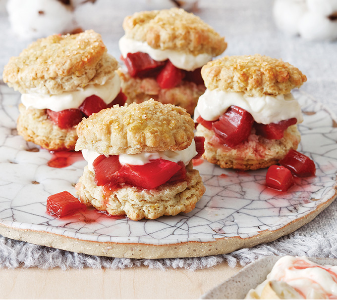 Biscuits au cinq-épices garnis de rhubarbe rôtie à la vanille et de crème fraîche au gingembre